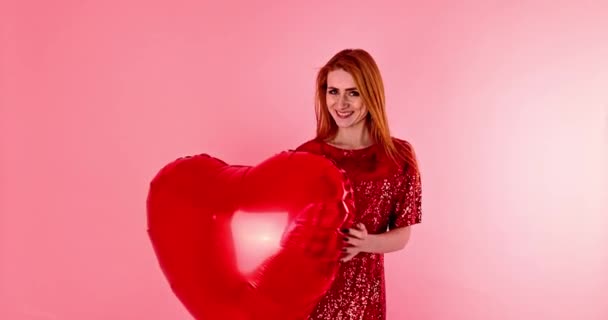 Hermosa Pelirroja Con Corazón Rojo Posando Globo Feliz Día San — Vídeo de stock