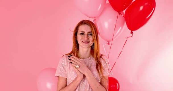 Piękna Ruda Dziewczyna Czerwonym Sercem Balon Pozowanie Wesołych Walentynek Studio — Wideo stockowe
