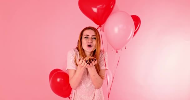 Piękna Ruda Dziewczyna Czerwonym Sercem Balon Pozowanie Wesołych Walentynek Studio — Wideo stockowe