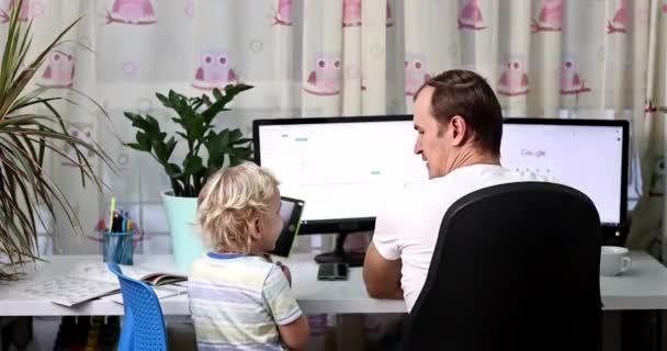 Padre Con Niño Tratando Trabajar Desde Casa Durante Cuarentena Quédese — Vídeos de Stock