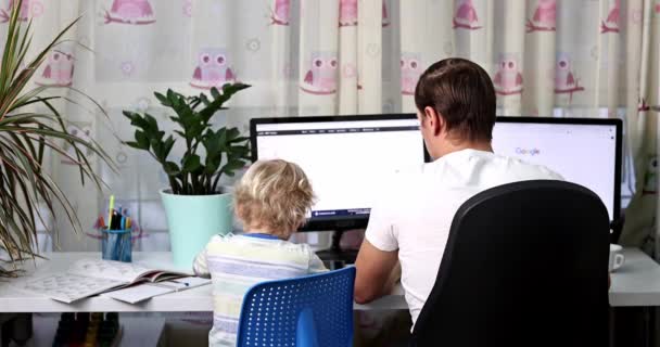Otec Dítětem Snaží Pracovat Domova Během Karantény Zůstaňte Doma Práce — Stock video