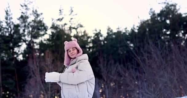 Cute Little Teenage Girl Zabawy Kulami Śnieżnymi Gotowy Rzucania Śniegu — Wideo stockowe