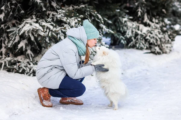 Menina Adolescente Feliz Divertindo Brincando Com Seu Cão Neve Inverno — Fotografia de Stock