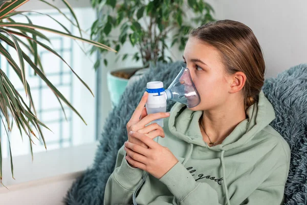 Teenage Girl Dělá Inhalaci Rozprašovačem Zařízení Nemocné Dítě Drží Inhalátor — Stock fotografie