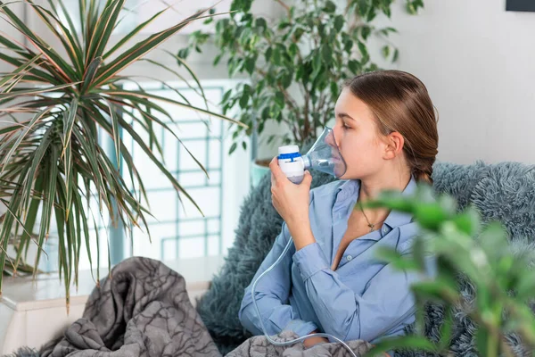 Teenage Girl Makes Inhalation Nebulizer Equipment Sick Child Holding Inhalator — Stock Photo, Image