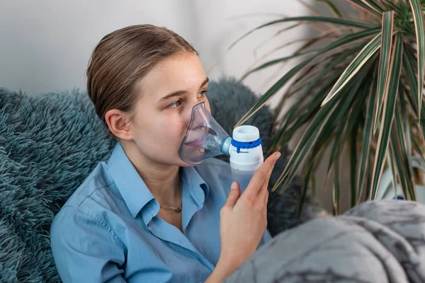 Teenage Girl Makes Inhalation Nebulizer Equipment Sick Child Holding Inhalator — Stock Photo, Image
