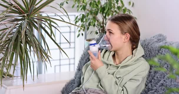 Tonårstjej Gör Inhalation Med Nebulisator Utrustning Sjukt Barn Som Håller — Stockvideo