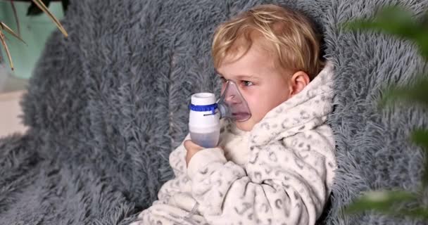 Słodki Chłopiec Sprawia Inhalacja Sprzętem Nebulizatora Chore Dziecko Trzyma Inhalator — Wideo stockowe