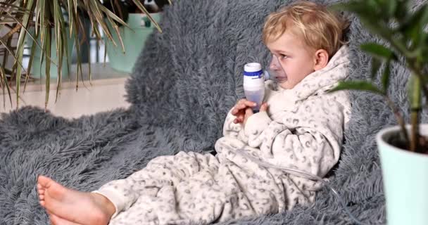 Lindo Bebé Niño Hace Inhalación Con Equipo Nebulizador Niño Enfermo — Vídeos de Stock