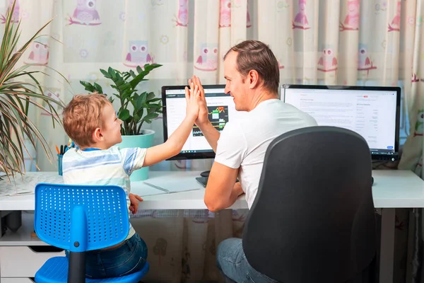 Father Kid Trying Work Home Quarantine Stay Home Work Home — Stock Photo, Image