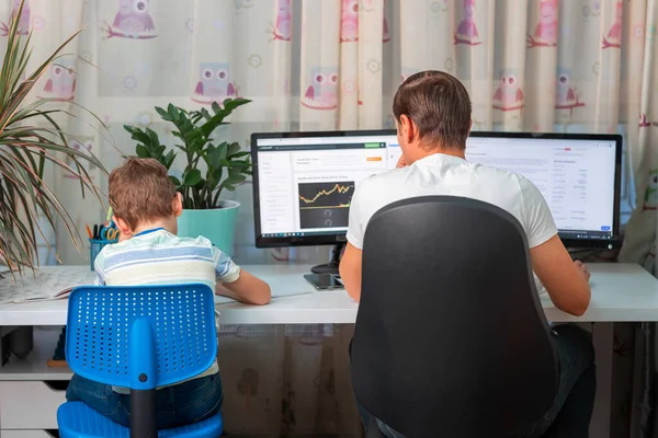 Padre Con Niño Tratando Trabajar Desde Casa Durante Cuarentena Quédese —  Fotos de Stock