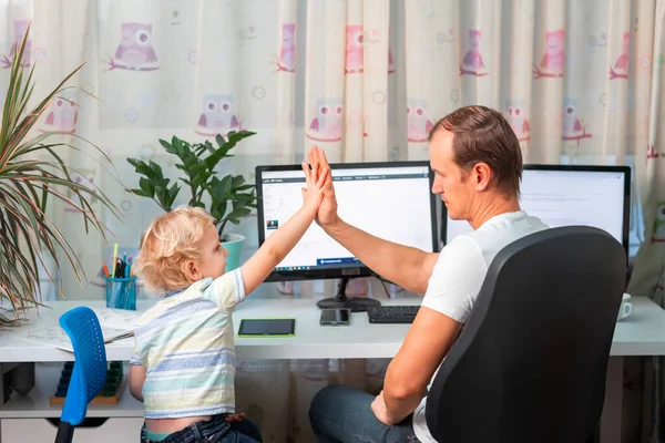 Padre Con Niño Tratando Trabajar Desde Casa Durante Cuarentena Quédese —  Fotos de Stock