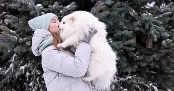 Menina Adolescente Feliz Divertindo Brincando Com Seu Cão Neve Inverno — Vídeo de Stock