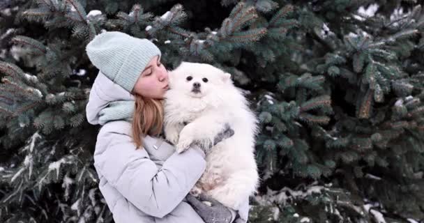 冬に雪の上で犬と遊ぶのを楽しんで幸せな十代の女の子 雪遊びだ 冬休み — ストック動画