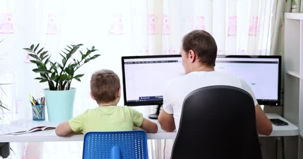 Pai Com Filho Cinco Anos Tentar Trabalhar Casa Durante Quarentena — Vídeo de Stock