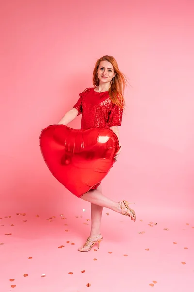 Beautiful Redhead Girl Red Heart Baloon Posing Happy Valentine Day — Stock Photo, Image