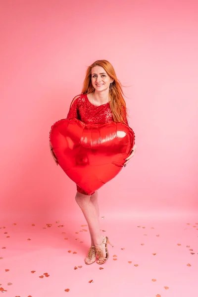 Beautiful Redhead Girl Red Heart Baloon Posing Happy Valentine Day — Stock Photo, Image