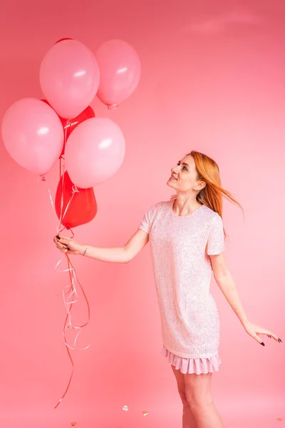 Bella Rossa Ragazza Con Cuore Rosso Baloon Posa Buon San — Foto Stock