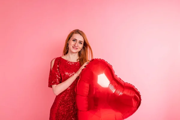 Beautiful Redhead Girl Red Heart Baloon Posing Happy Valentine Day — Φωτογραφία Αρχείου