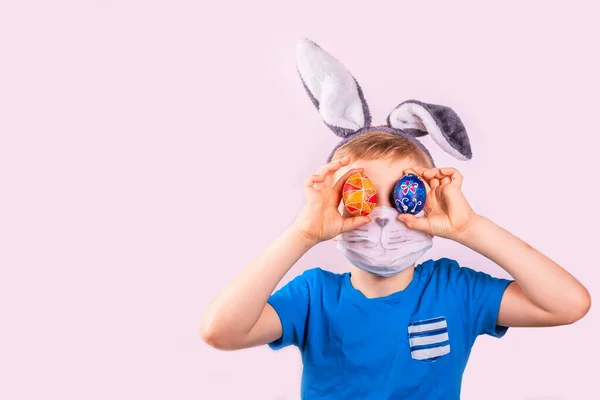 Lindo Niño Conejo Orejas Conejo Cabeza Máscara Protectora Con Huevos —  Fotos de Stock