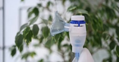 Yüz maskeli modern kompresör nebulizörü. Solunum cihazları. Soğuk algınlığı, grip ve bronşiyal astım tedavisi