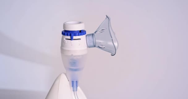Moderne Compressor Vernevelaar Met Gezichtsmasker Inhalatieapparatuur Fysiotherapie Voor Verkoudheid Griep — Stockvideo