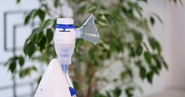 Nebulizador Compresor Moderno Con Máscara Facial Equipo Inhalación Fisioterapia Para — Vídeos de Stock