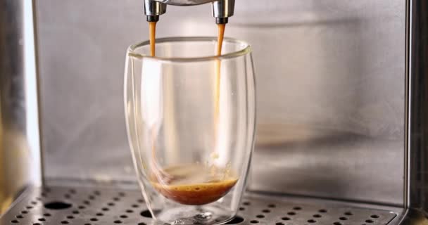 把咖啡从机器倒进杯子里 在家做热咖啡 流动新鲜的地面咖啡 早上喝烤黑咖啡 — 图库视频影像