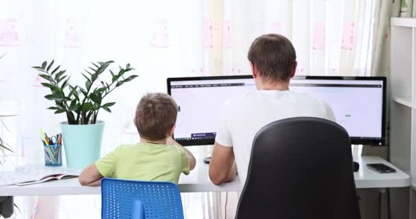 Padre Con Niño Tratando Trabajar Desde Casa Durante Cuarentena Quédese — Vídeos de Stock