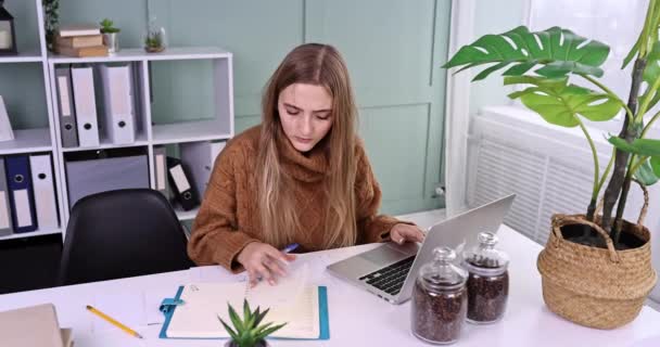 Piękna Młoda Uczennica Zestresowana Zmęczona Pracą Domu Lub Biurze Laptopem — Wideo stockowe