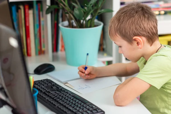 Kleine Jonge Schooljongen Die Thuis Werkt Met Een Laptop Klasnotities — Stockfoto