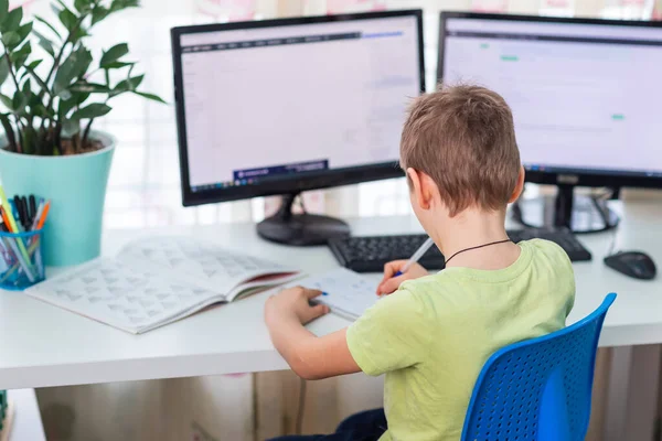 Der Kleine Junge Arbeitet Hause Mit Laptop Und Klassennotizen Einer — Stockfoto