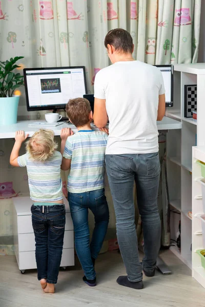 隔離中に自宅で働いている子供たちと一緒にお父さん 自宅で働いている子供たちとフリーランス 健康的なバックのための快適な高立って机のテーブル — ストック写真