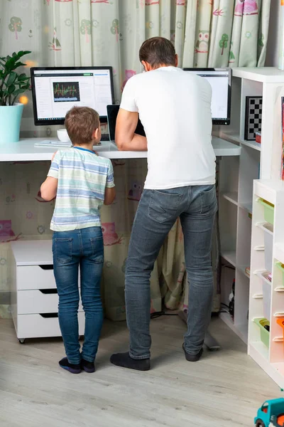 Padre Con Niño Trabajando Desde Casa Escritorio Pie Durante Cuarentena —  Fotos de Stock