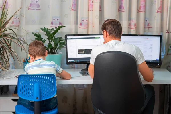 Padre Con Niño Tratando Trabajar Desde Casa Durante Cuarentena Quédese —  Fotos de Stock