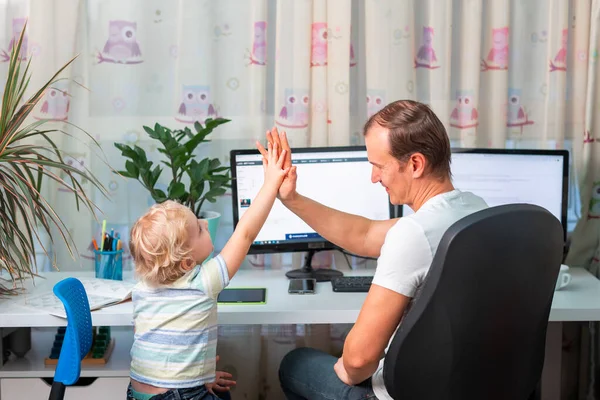 Padre Con Niño Tratando Trabajar Desde Casa Durante Cuarentena Quédese —  Fotos de Stock