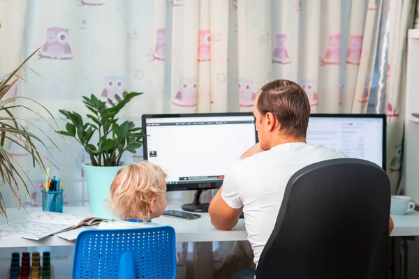 Padre Con Niño Tratando Trabajar Desde Casa Durante Cuarentena Quédese —  Fotos de Stock