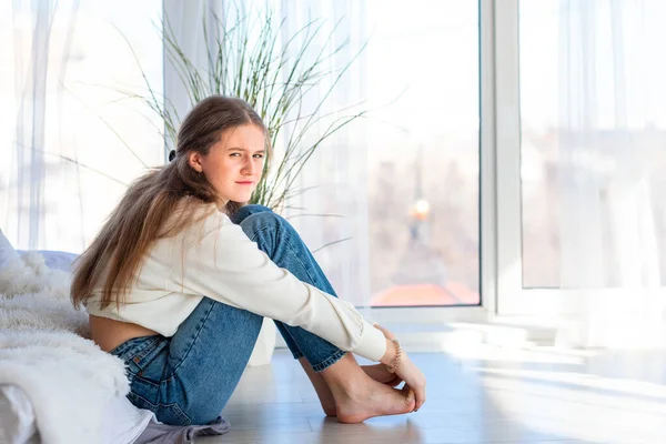 悲伤而愤怒的少女坐在房间的地板上 青少年问题概念 — 图库照片