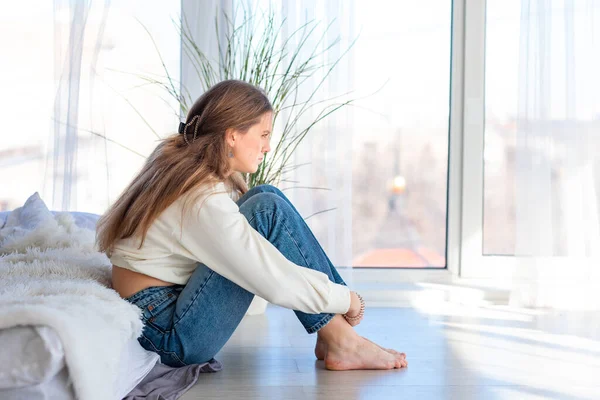 部屋の床に座って悲しいと怒っている10代の少女 十代の問題の概念 — ストック写真