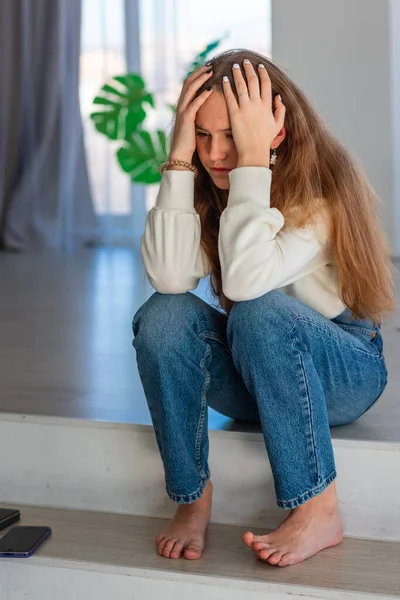 Sorglig Och Arg Tonårstjej Som Sitter Golvet Rummet Begreppet Tonårsproblem — Stockfoto