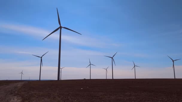 Paisaje Agrícola Las Turbinas Eólicas Que Generan Energía Renovable Limpia — Vídeos de Stock