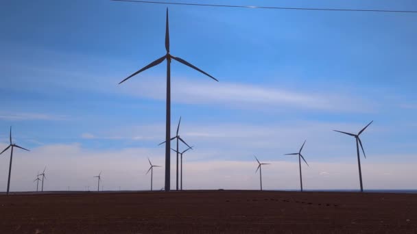 Mezőgazdasági Táj Tiszta Megújuló Energiát Termelő Szélturbinák Megújuló Energiatermelés Zöld — Stock videók