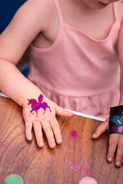 Little Girl Getting Glitter Tattoo Birthday Party Shimmering Sparkling Tattoo — Stock Photo, Image