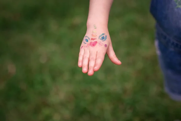 Brilhante Brilhante Brilhante Tatuagem Uma Mão Crianças Uma Festa Aniversário — Fotografia de Stock