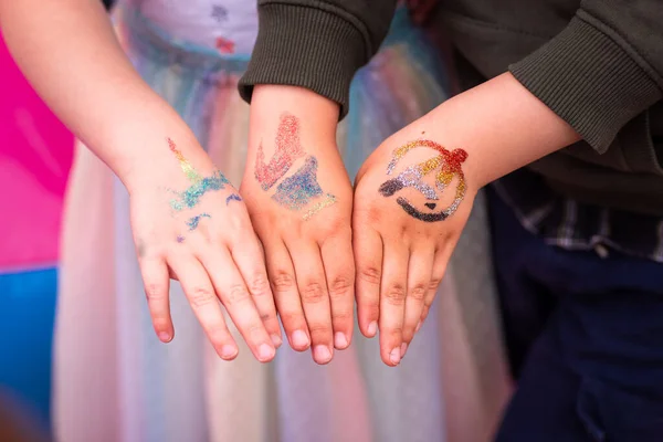 Tatuaggi Scintillanti Scintillanti Sulle Mani Dei Bambini Una Festa Compleanno — Foto Stock