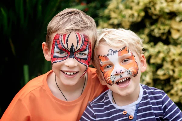 Dois Meninos Bonitos Felizes Com Seus Rostos Pintados Pintura Facial — Fotografia de Stock