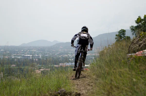 Corrida de downhill mountain bike — Fotografia de Stock