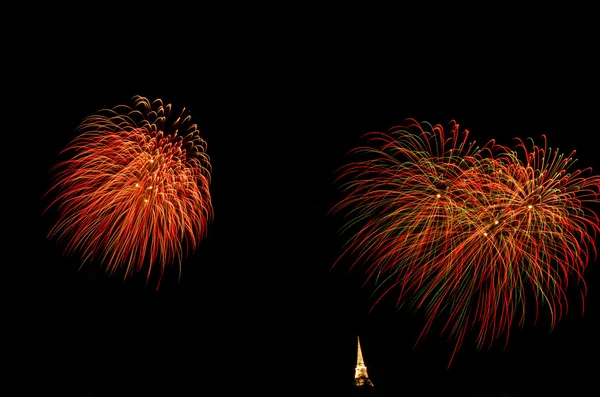 Fogos de artifício exibir acima pagode tailandês — Fotografia de Stock