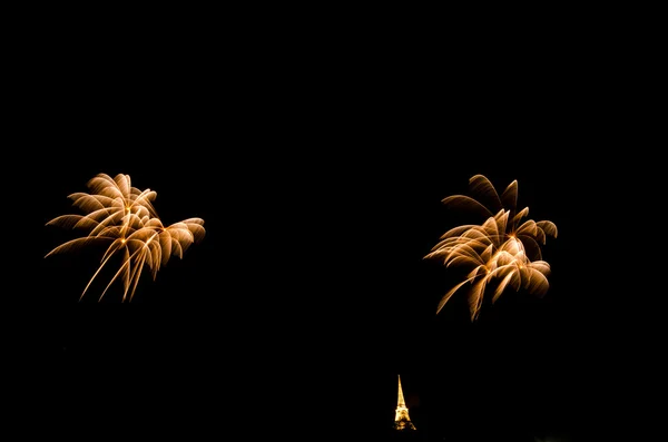 Fogos de artifício exibir acima pagode tailandês — Fotografia de Stock