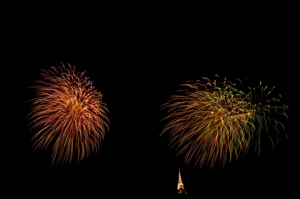 Πυροτεχνήματα πάνω από Ταϊλάνδης παγόδα — Φωτογραφία Αρχείου